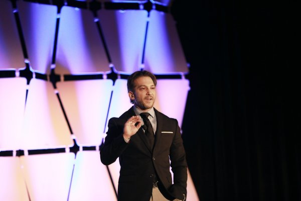 Arman Sadeghi Artificial Intelligence Expert Speaker CEO on Stage at AI Summit